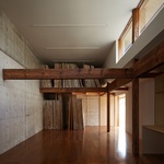 U domu jim postavili dálnici. Architekti našli řešení, dům prošel kompletní renovací  Foto: Shohei Yoshida