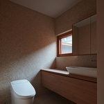 U domu jim postavili dálnici. Architekti našli řešení, dům prošel kompletní renovací  Foto: Shohei Yoshida