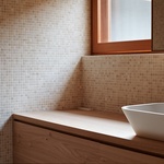 U domu jim postavili dálnici. Architekti našli řešení, dům prošel kompletní renovací  Foto: Shohei Yoshida