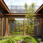 U domu jim postavili dálnici. Architekti našli řešení, dům prošel kompletní renovací  Foto: Shohei Yoshida