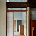 U domu jim postavili dálnici. Architekti našli řešení, dům prošel kompletní renovací  Foto: Shohei Yoshida
