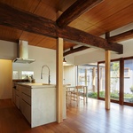 U domu jim postavili dálnici. Architekti našli řešení, dům prošel kompletní renovací  Foto: Shohei Yoshida