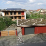 Moderní rodinný dům postavili z přírodních materiálů. Navíc má úsporný provoz.