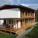 Moderní rodinný dům postavili z přírodních materiálů. Navíc má úsporný provoz.