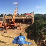 Moderní rodinný dům postavili z přírodních materiálů. Navíc má úsporný provoz - foto z průběhu stavby