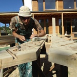 Moderní rodinný dům postavili z přírodních materiálů. Navíc má úsporný provoz - foto z průběhu stavby