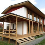 Moderní rodinný dům postavili z přírodních materiálů. Navíc má úsporný provoz.