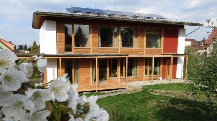 VIDEO: Moderní a úsporný rodinný dům stavěli ze dřeva, slámy i hlíny