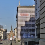 Vtipný banner na fasádě Autor: Ing. arch. Petr Brandejský