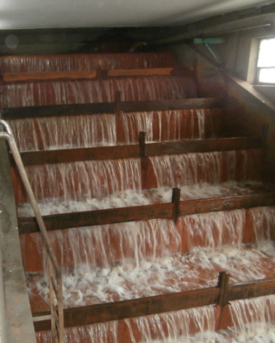  Provzdušnění surové vody na kaskádových schodech