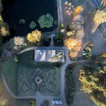 Šedivou krabici zabalili do zelené fasády. Vznikla nenápadná a příjemná stavba Foto: Norbert Tukaj