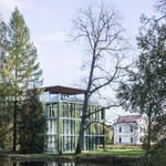 Šedivou krabici zabalili do zelené fasády. Vznikla nenápadná a příjemná stavba Foto: Norbert Tukaj