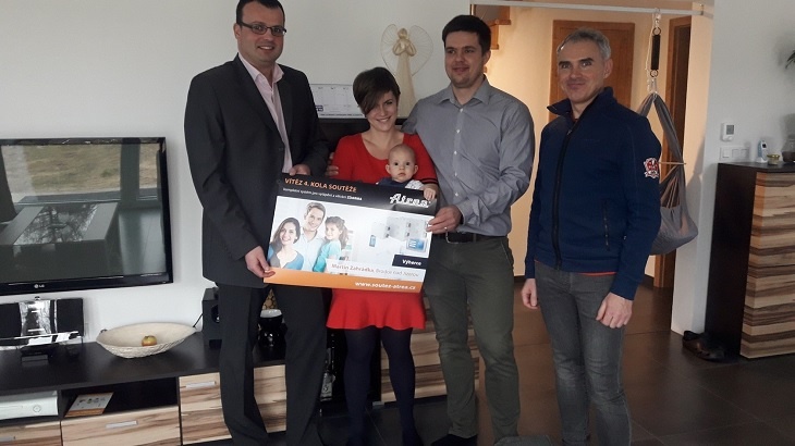 Certifikát výherci Martinu Zahrádkovi předával osobně Vedoucí obchodu pro Českou republiku, Slovensko a Maďarsko pan Tomáš Kott. Předání se zúčastnil i pan Václav Koudelka z firmy Porsenna, která systém instalovala Certifikát výherci Martinu Zahrádkovi předával osobně Vedoucí obchodu pro Českou republiku, Slovensko a Maďarsko pan Tomáš Kott. Předání se zúčastnil i pan Václav Koudelka z firmy Porsenna, která systém instalovala