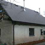 Pohled na štít domu ze strany odkud působil tlak větru.
