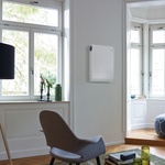 Decentrální větrací jednotka s rekuperací tepla  Zehnder ComfoAir 70 a detail instalace do obvodové zdi bez potrubních rozvodů.