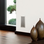 Designová mřížka Zehnder Roma z nerezové oceli (volitelně rovněž v bílé barvě)