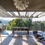 Moderní rodinný dům ve svahu využívá slunce a zachovává soukromí Foto: Larry Sestrem