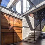 Moderní rodinný dům ve svahu využívá slunce a zachovává soukromí Foto: Larry Sestrem