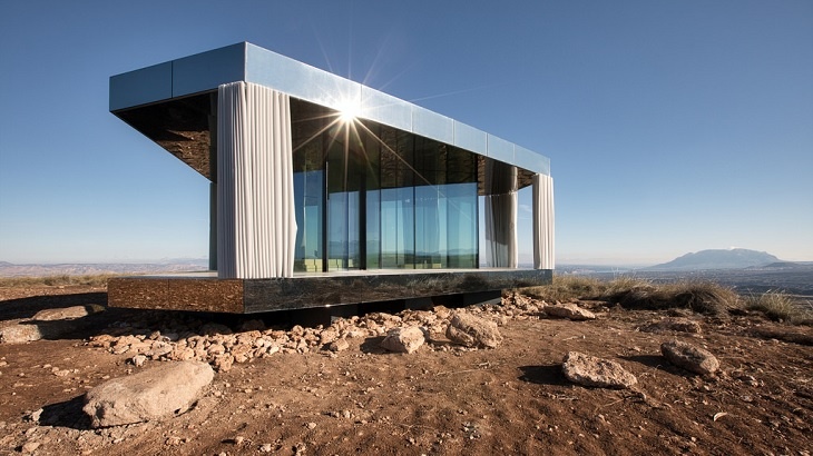 Skleněný dům v poušti. Ostrovní dům testuje možnosti skla