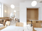 Světlý a otevřený interiér kavárny v Nové radnici respektuje historickou budovu