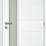 Mezi nejoblíbenější bílé dveře s horizontálním profilováním patří: hladké interiérové dveře MASONITE model ANGLET VERTIKA v bílém nástřiku  RAL 9003 s pískovaným sklem. Masonite dveře interiérové profilované ANGLET bílá VERTIKA