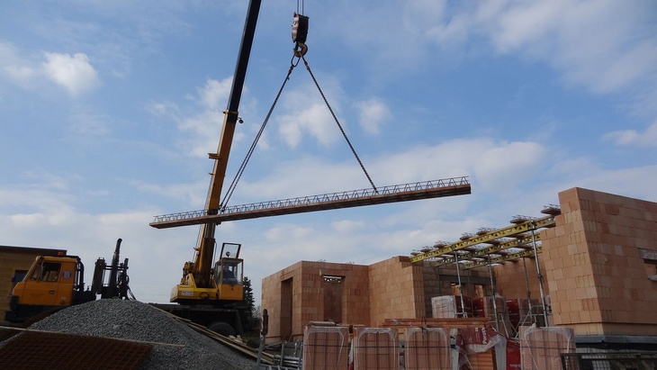 Montáž prefamonolitického stropu z miako vložek, betonování a pozední věnec Montáž prefamonolitického stropu z miako vložek, betonování a pozední věnec