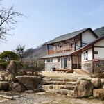 Rodinný dům klasického střihu v harmonii s okolím využívá řemeslného umu předků Zdroj: Youngchae Park