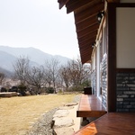 Rodinný dům klasického střihu v harmonii s okolím využívá řemeslného umu předků Zdroj: Youngchae Park