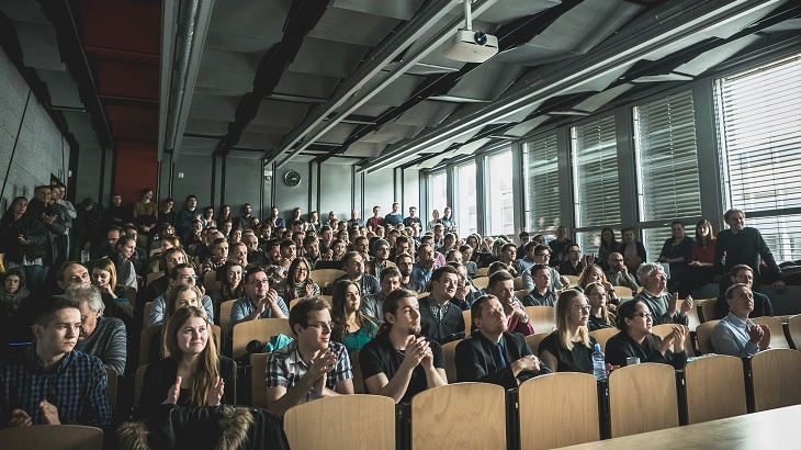 Přednáška projektu Český ostrovní dům se konala ve zcela zaplněné posluchárně Fakulty stavební ČVUT v Praze. Přednáška projektu Český ostrovní dům se konala ve zcela zaplněné posluchárně Fakulty stavební ČVUT v Praze.