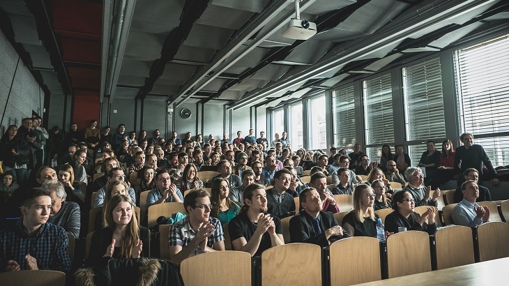 Přednáška projektu Český ostrovní dům se konala ve zcela zaplněné posluchárně Fakulty stavební ČVUT v Praze.