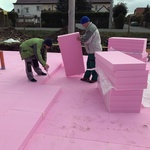 Pokládka druhé vrstvy, umístěné kolmo k vrstvě první