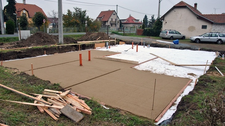 VIDEO: Zakládání rodinného domu na polštáři izolace z extrudovaného polystyrenu