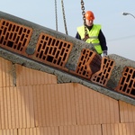 Ukázka pokládky těžké šikmé střechy z keramobetoných panelů