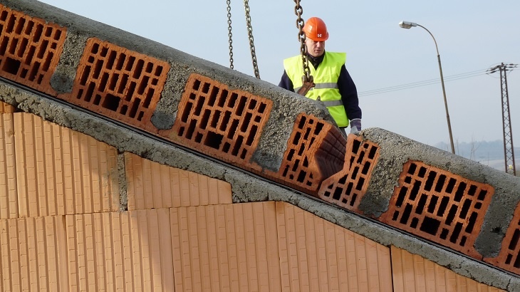 Těžká střecha pro moderní stavby z keramobetonových panelů HELUZ