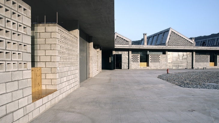 Architektonicky zdařilou továrnu na zpracování bambusu postavili z betonu Architektonicky zdařilou továrnu na zpracování bambusu postavili z betonu