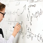 V kanceláři i doma se už nemusíte omezovat nevzhlednou bílou tabulí. Můžete dát průchod svému talentu přes celou stěnu.