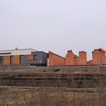 Pohled na hotový vzorový dům a rostoucí nový dům. Budou shodné. Foto: Ing. arch. Oldřich Rejl