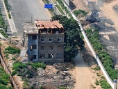 Chatka uprostřed dálnice a rodinný dům mezi mrakodrapy: Překážky čínských developerů