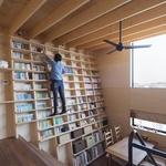 Rodinný dům s obrovskou knihovnou na šikmé stěně. Proč je šikmá? Foto: Tsukui Teruaki