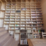 Rodinný dům s obrovskou knihovnou na šikmé stěně. Proč je šikmá? Foto: Tsukui Teruaki