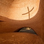 Začlenění staveb do veřejného prostoru (Sharing public spaces),  Autor: San Bernardo Chappel, Argentina,  Fotograf: Nicolás Esteban Campodonico