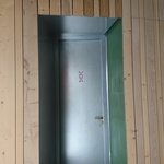Detail vstupu na toaletu s kombinací jednotlivých materiálů. Autor: Ing. arch. Jakub Kopecký 
