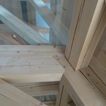 Detail spojování tesařských konstrukcí s prosklenou podlahou dělící prostor krovu. Autor: Ing. arch. Jakub Kopecký 