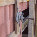 Detail přichycení bednění okraje desky z exteriéru budovy.
