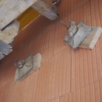 Detail kotvení bednění okraje desky z interiéru budovy.