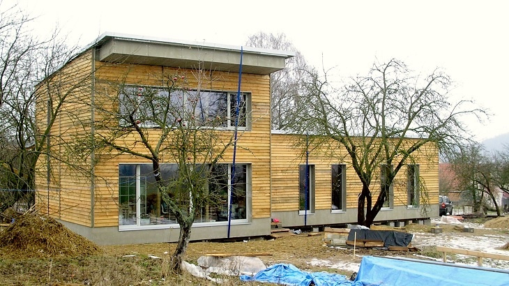 VIDEO: Rodinný dům si architekti postavili jako dřevostavbu se slaměnou izolací VIDEO: Rodinný dům si architekti postavili jako dřevostavbu se slaměnou izolací
