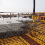 Směs na stropy dopravila pumpa na beton, do které se lije beton přímo z autodomíchávače