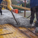 Beton se při betonáži rozhrnuje hráběmi