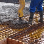 Beton se při betonáži rozhrnuje hráběmi