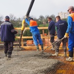 Beton se při betonáži rozhrnuje hráběmi, práce musí jít rychle od ruky, pronájem pumpy na beton s obsluhou je drahý